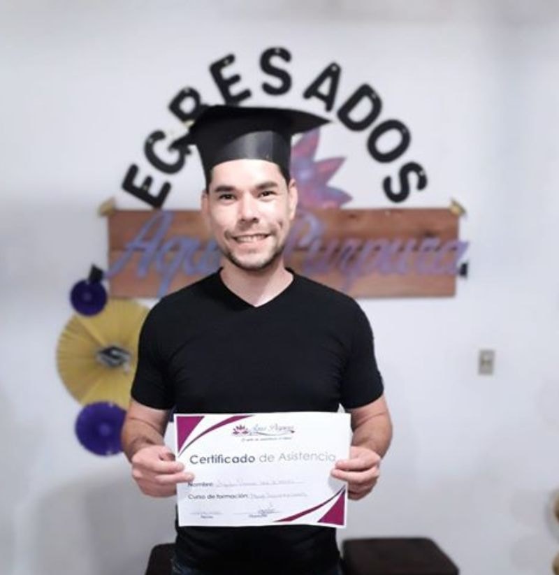 Agustin Caruso con certificado de masajes